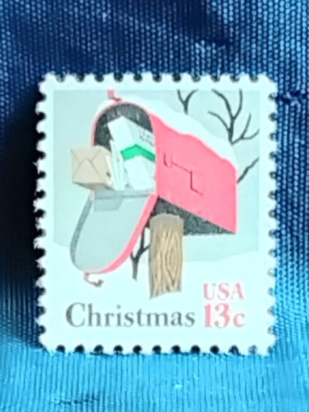 Uncirculated USA 1977 Christmas 13 Cent Stamp!!